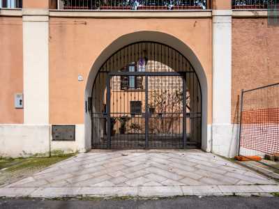 ...che sovrasta il grande cancello di ingresso